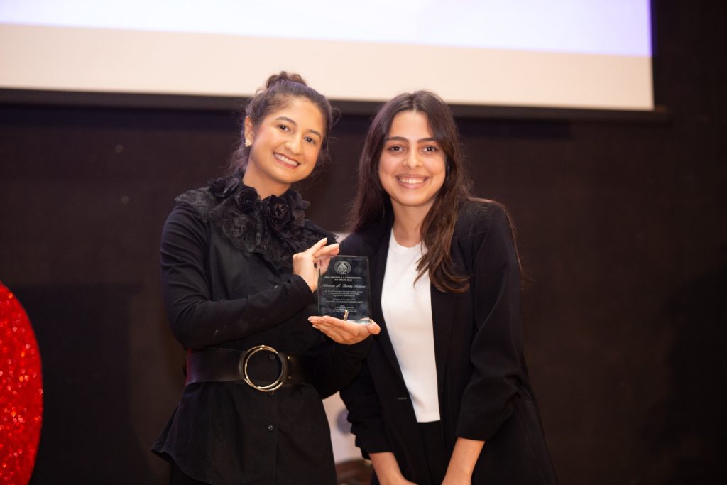 Estudiantes premidaas en el evento en Poder de la Mujer en la Ciencia