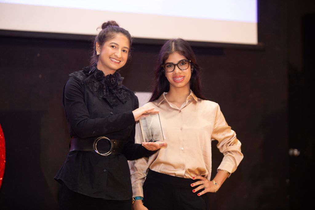 Estudiantes premidaas en el evento en Poder de la Mujer en la Ciencia
