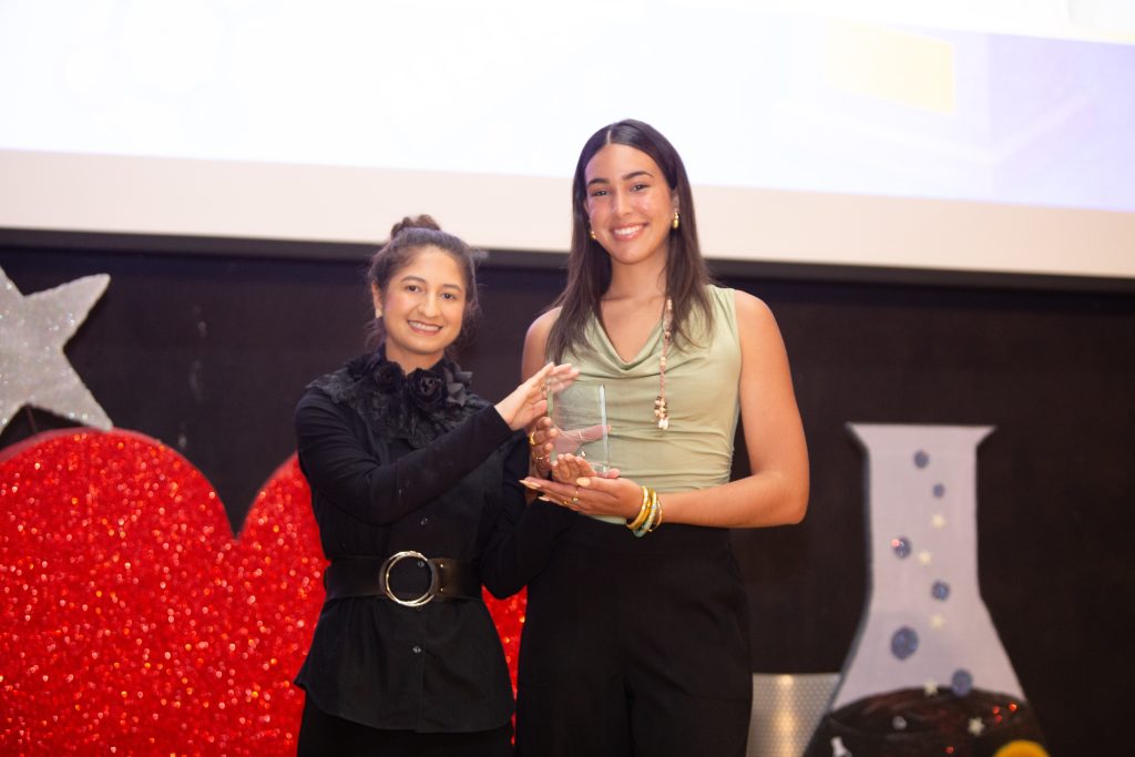 Estudiantes premidaas en el evento en Poder de la Mujer en la Ciencia