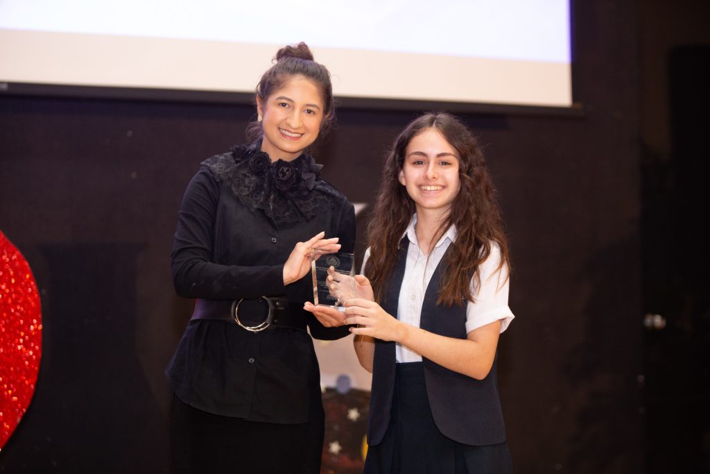 Estudiantes premiadas en el evento en Poder de la Mujer en la Ciencia