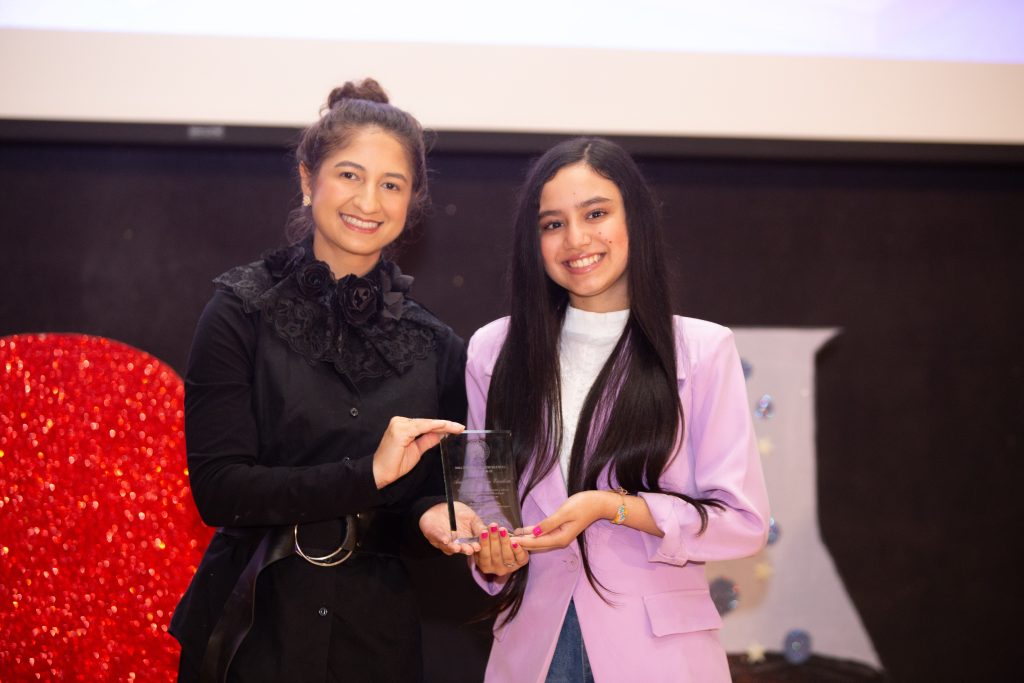 Estudiantes premidaas en el evento en Poder de la Mujer en la Ciencia