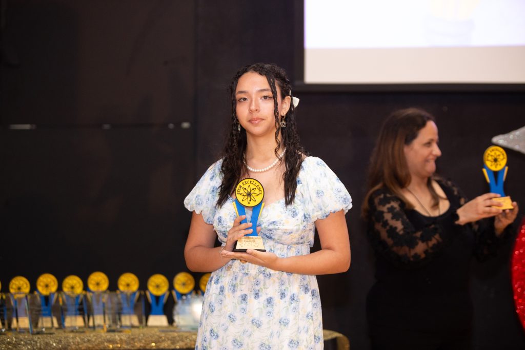 Estudiantes premidaas en el evento en Poder de la Mujer en la Ciencia