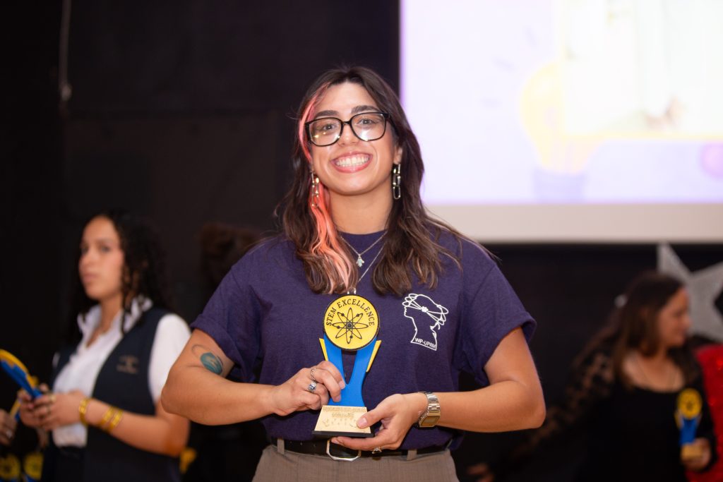 Estudiantes premidaas en el evento en Poder de la Mujer en la Ciencia