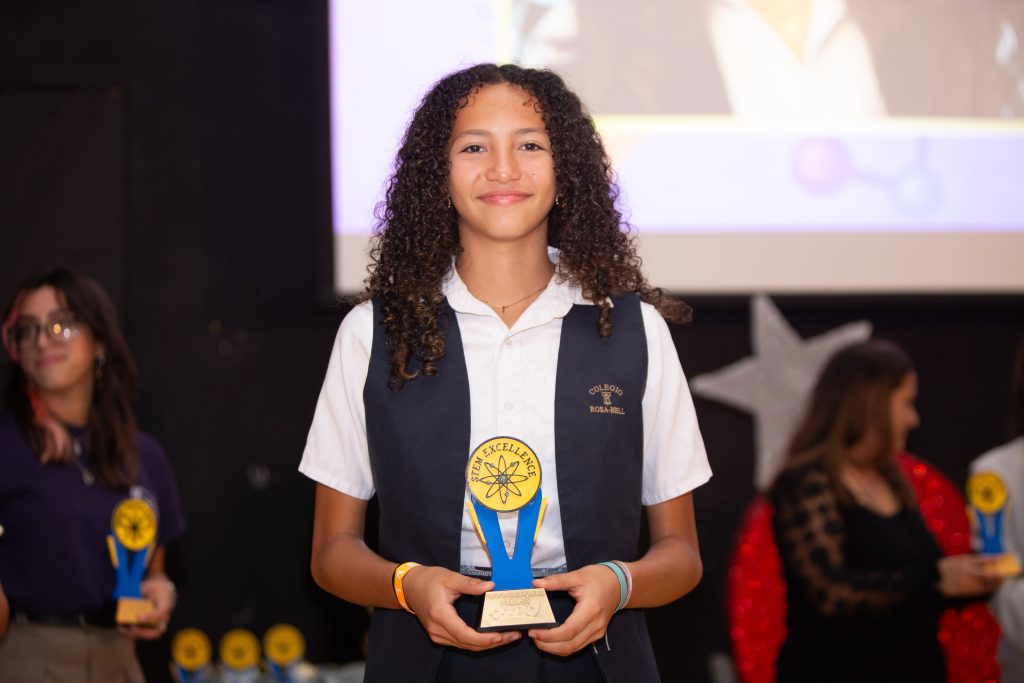 Estudiantes premiadas en el evento en Poder de la Mujer en la Ciencia