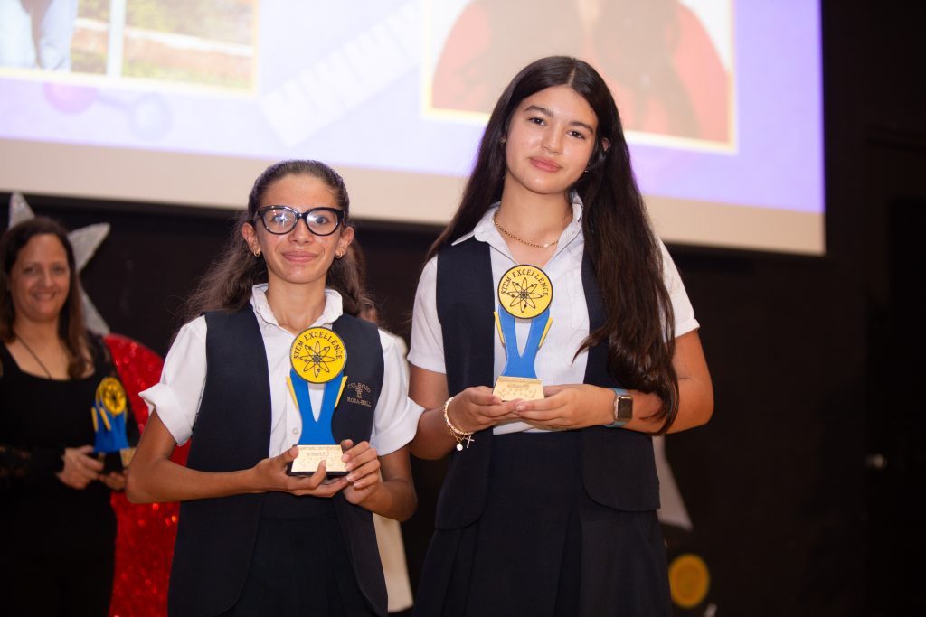 Estudiantes premiadas en el evento en Poder de la Mujer en la Ciencia