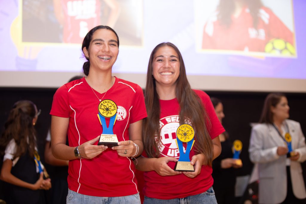 Estudiantes premiadas en el evento en Poder de la Mujer en la Ciencia