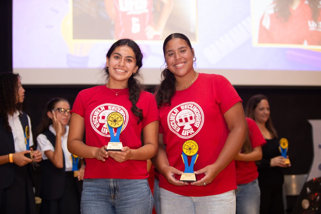 Estudiantes premiadas en el evento en Poder de la Mujer en la Ciencia