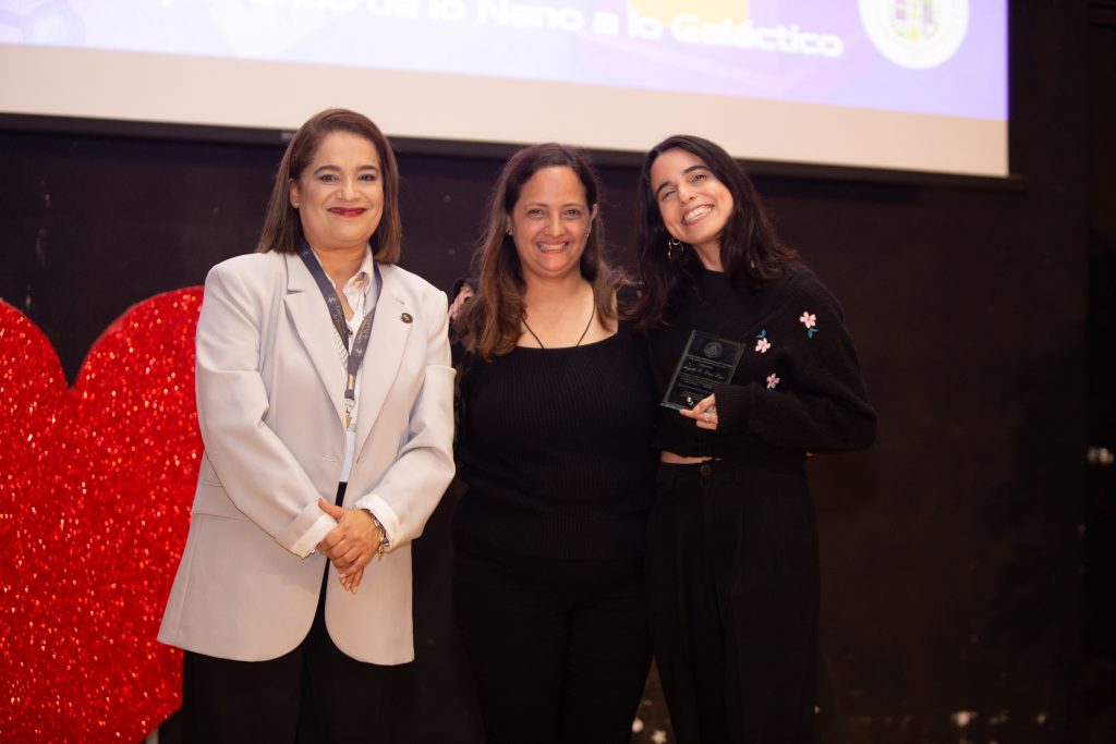 Estudiantes premiadas en el evento en Poder de la Mujer en la Ciencia