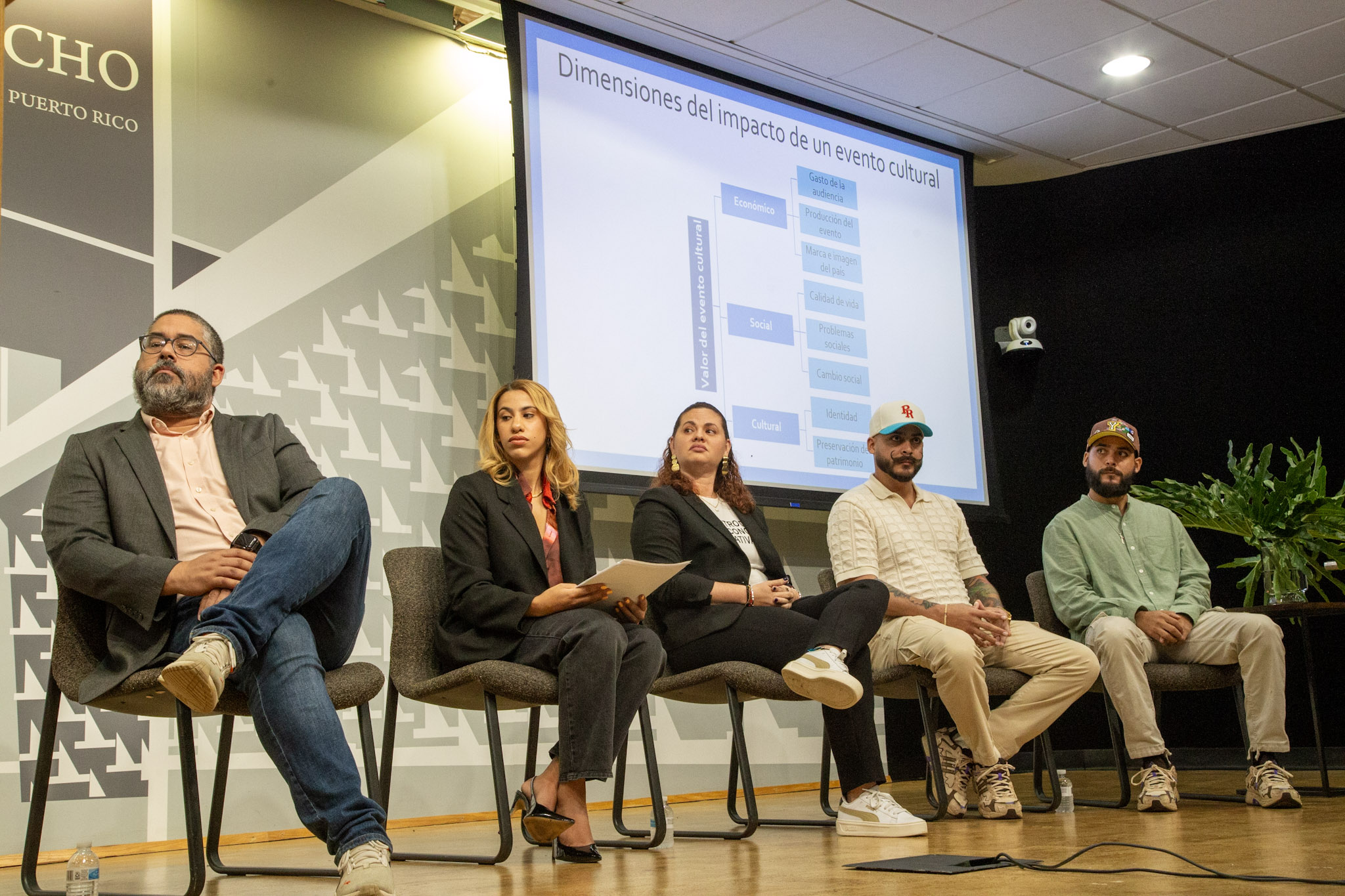 Panel “El impacto transformador de los eventos culturales: el caso de la residencia artística de Bad Bunny”.