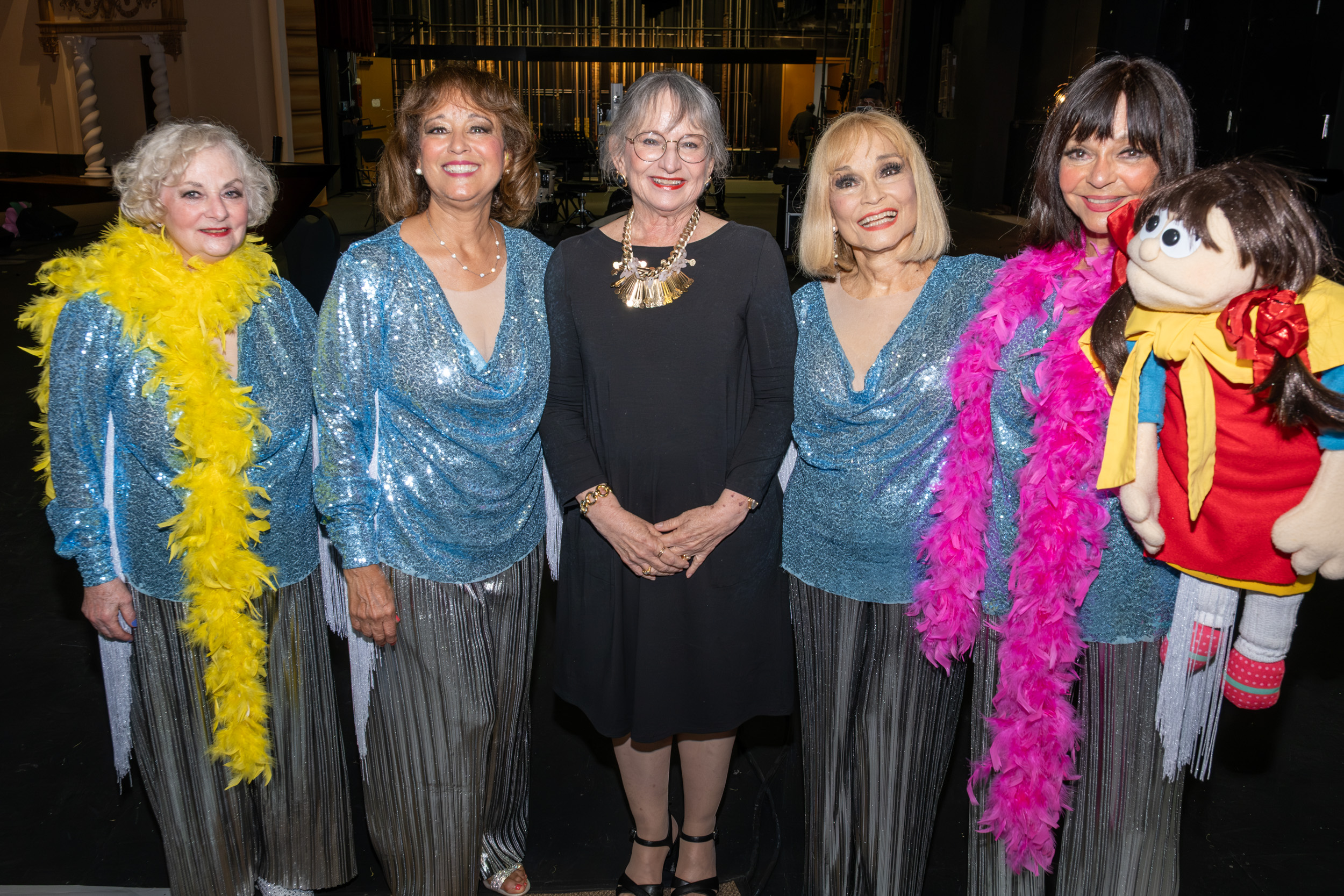 Grupo musical las Caribells junto a la Rectora Agélica Varela