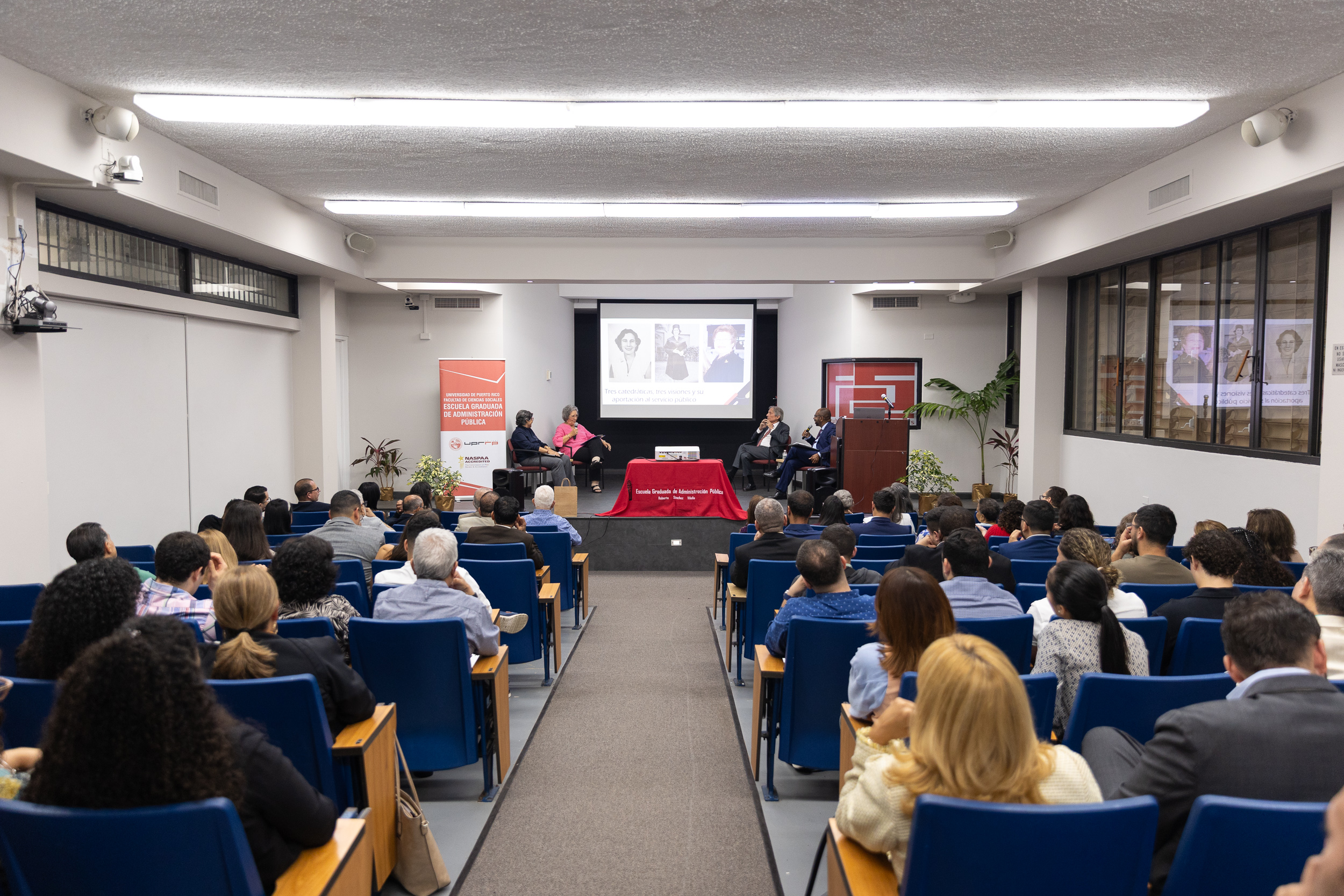 Público participando de la actividad del 80 aniversario de la EGAP