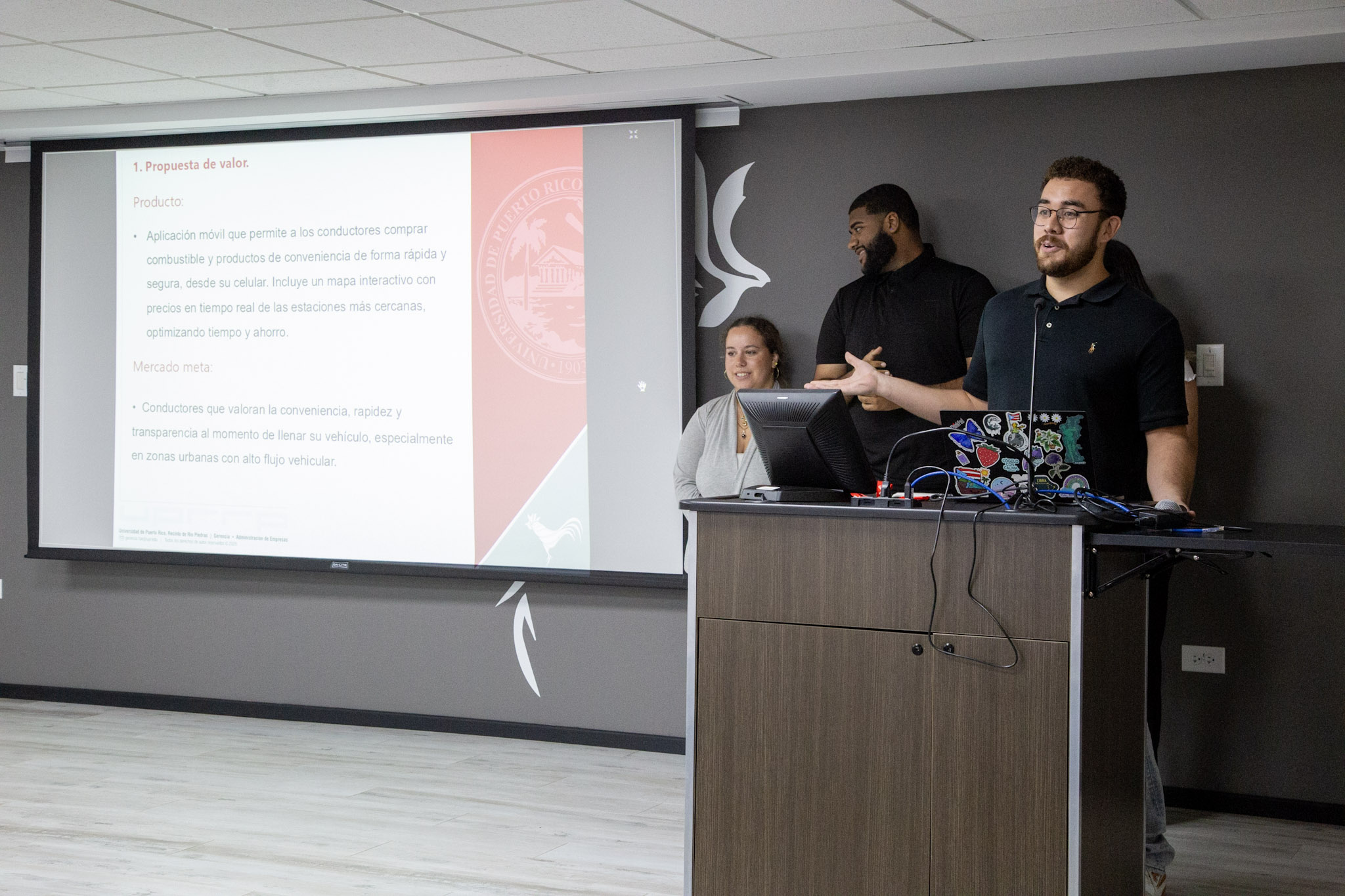 Grupo de estudiante con el proyecto GasolinUP