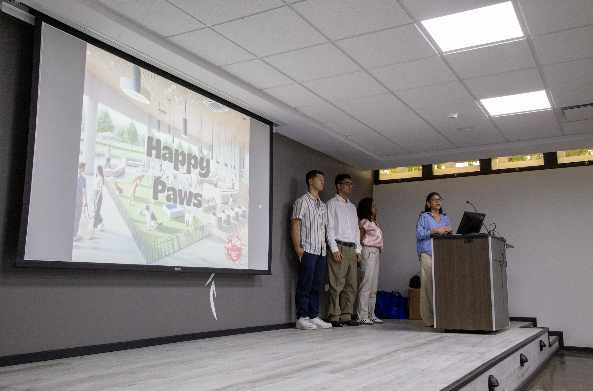 Grupo de estudiantes con proyecto de Happy Paws