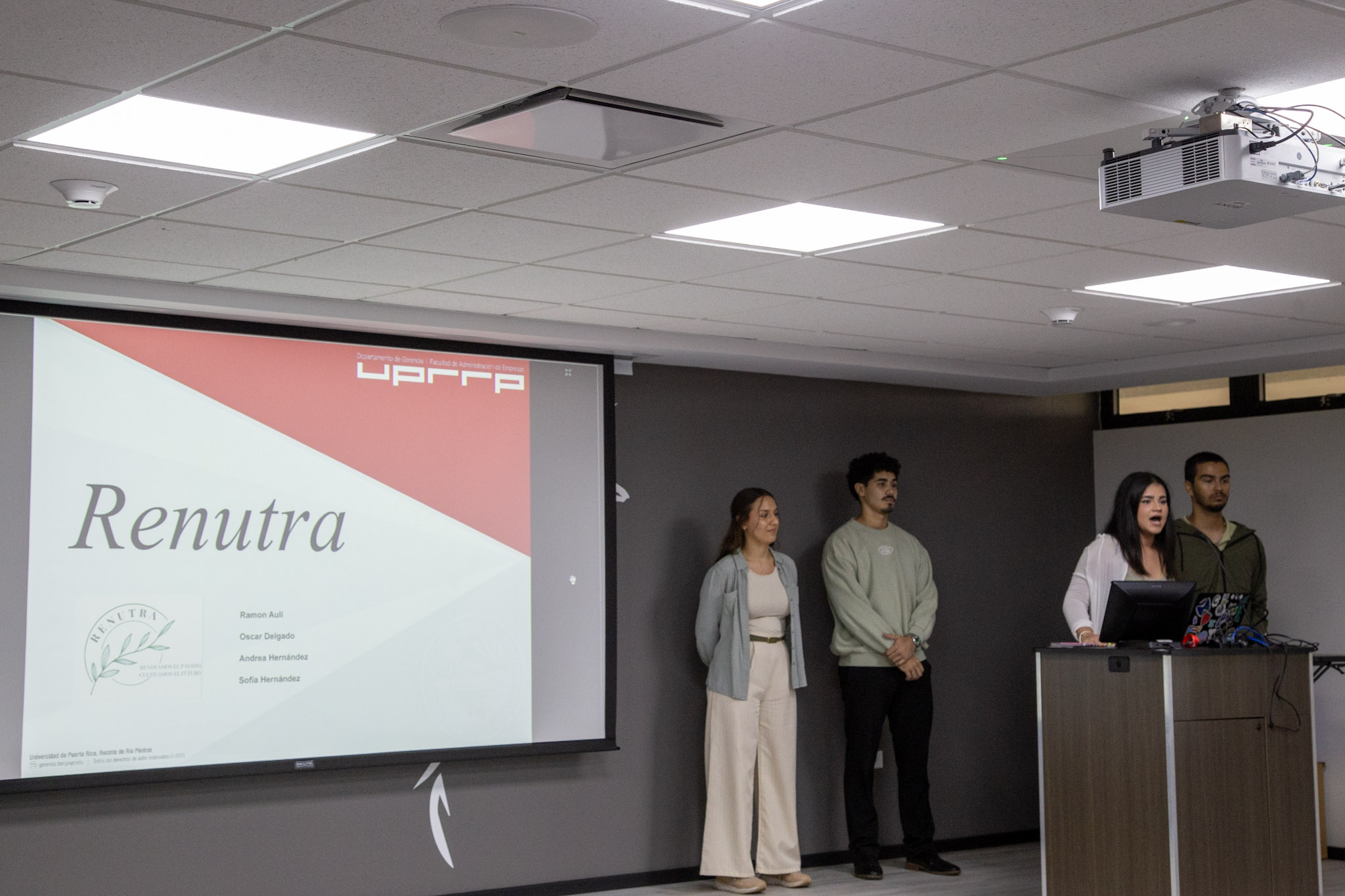 Grupo de estudiantes con proyecto de Renutra