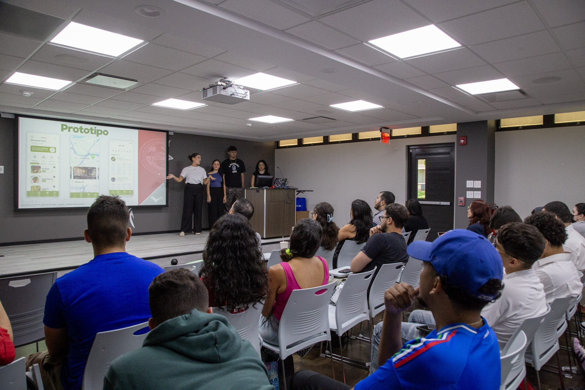 Grupo de estudiantes con proyecto de comida saludable