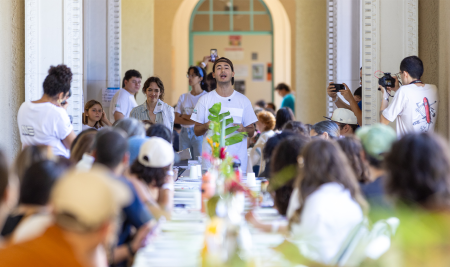 Estudiantes de Estudios Interdisciplinarios organizan almuerzo comunitario en apoyo a la seguridad alimentaria y al reclutamiento en Humanidades