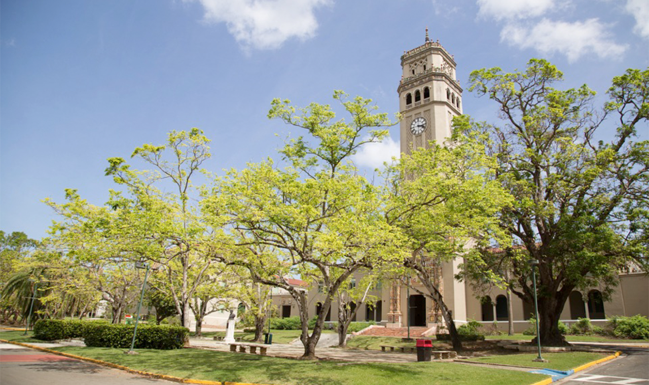 Foto panorámica de la torre de la UPRRP