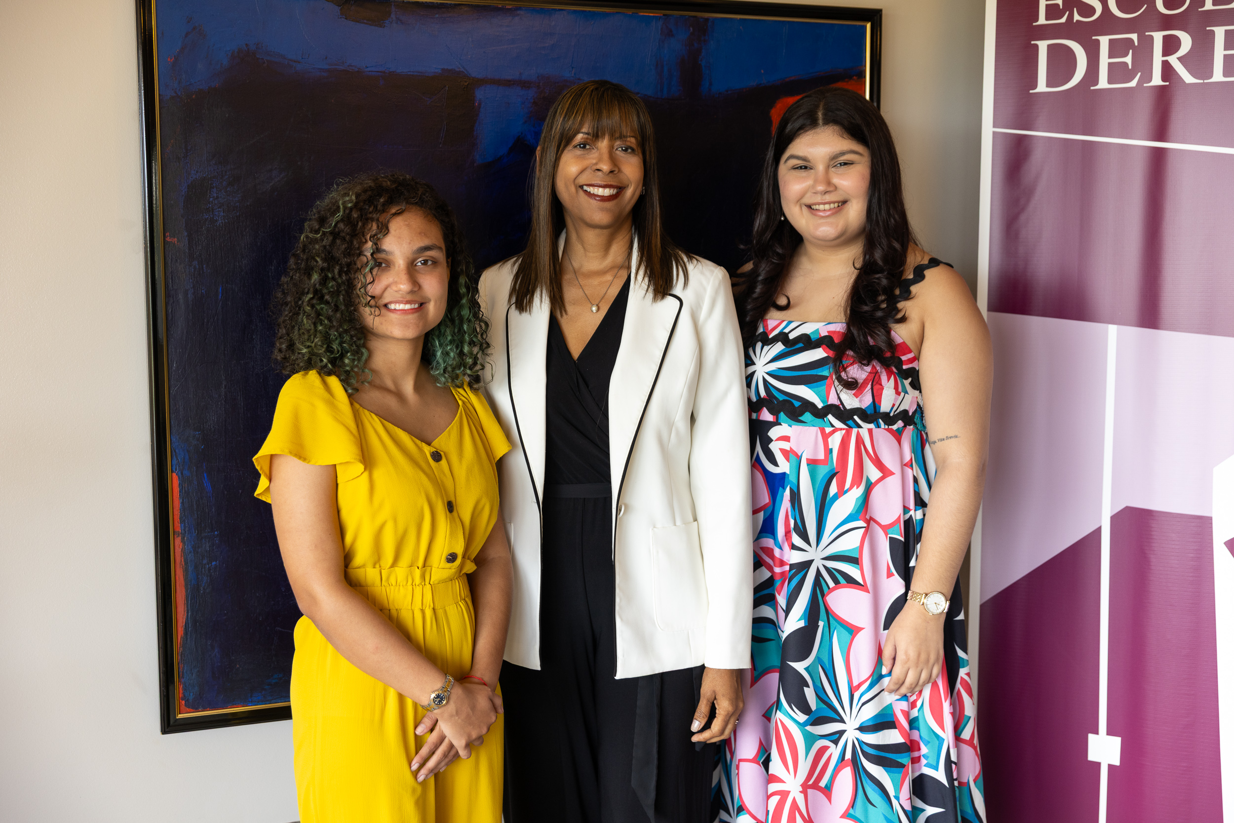 Foto con la Decana: Amaya Reyes Rodríguez, Decana Vivian Neptune Rivera y Alejandra Torres Soliván