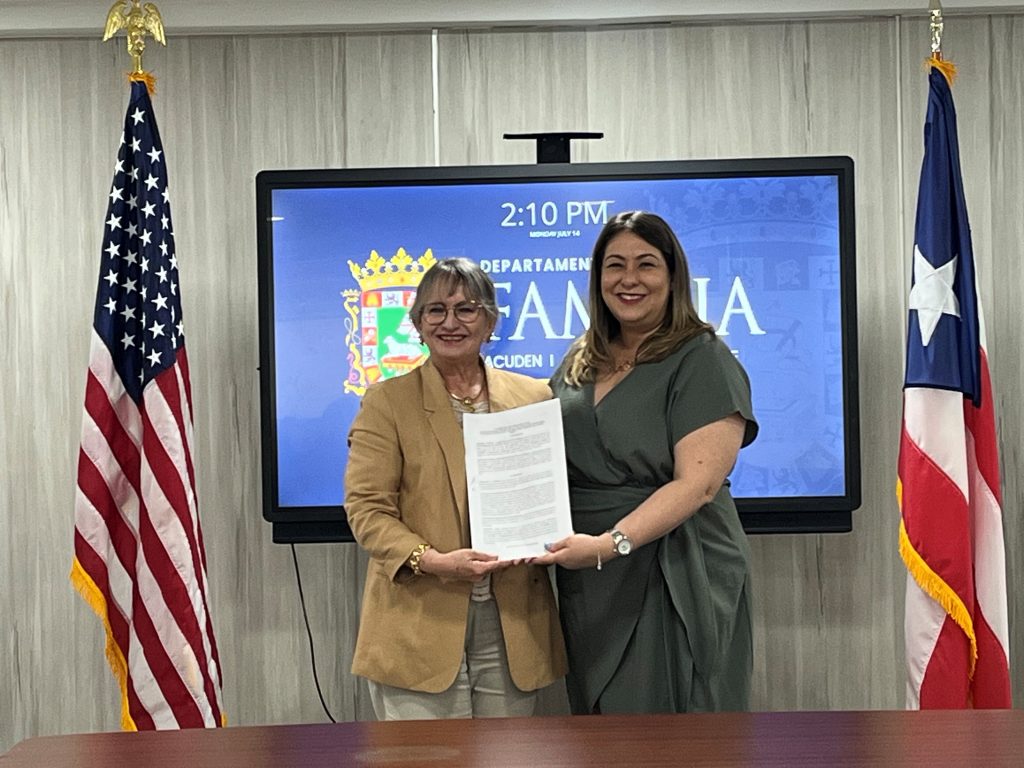 Firman acuerdo colaborativo entre el Departamento de la Familia y el Recinto de Río Piedras de la UPR