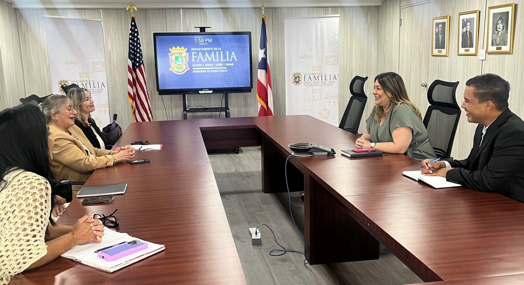 Firman acuerdo colaborativo entre el Departamento de la Familia y el Recinto de Río Piedras de la UPR