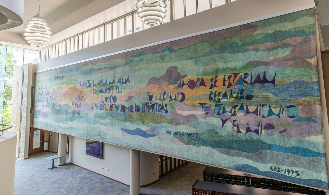 La Escuela de Derecho de la UPRRP obtiene premio para la restauración del icónico y monumental tapiz “Madrugada"