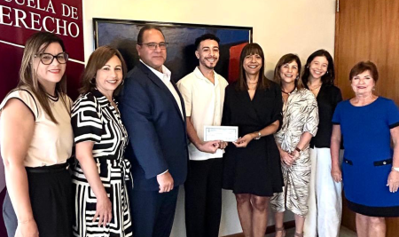 Clase LEX 1995 entrega Beca a estudiante de Escuela de Derecho UPR