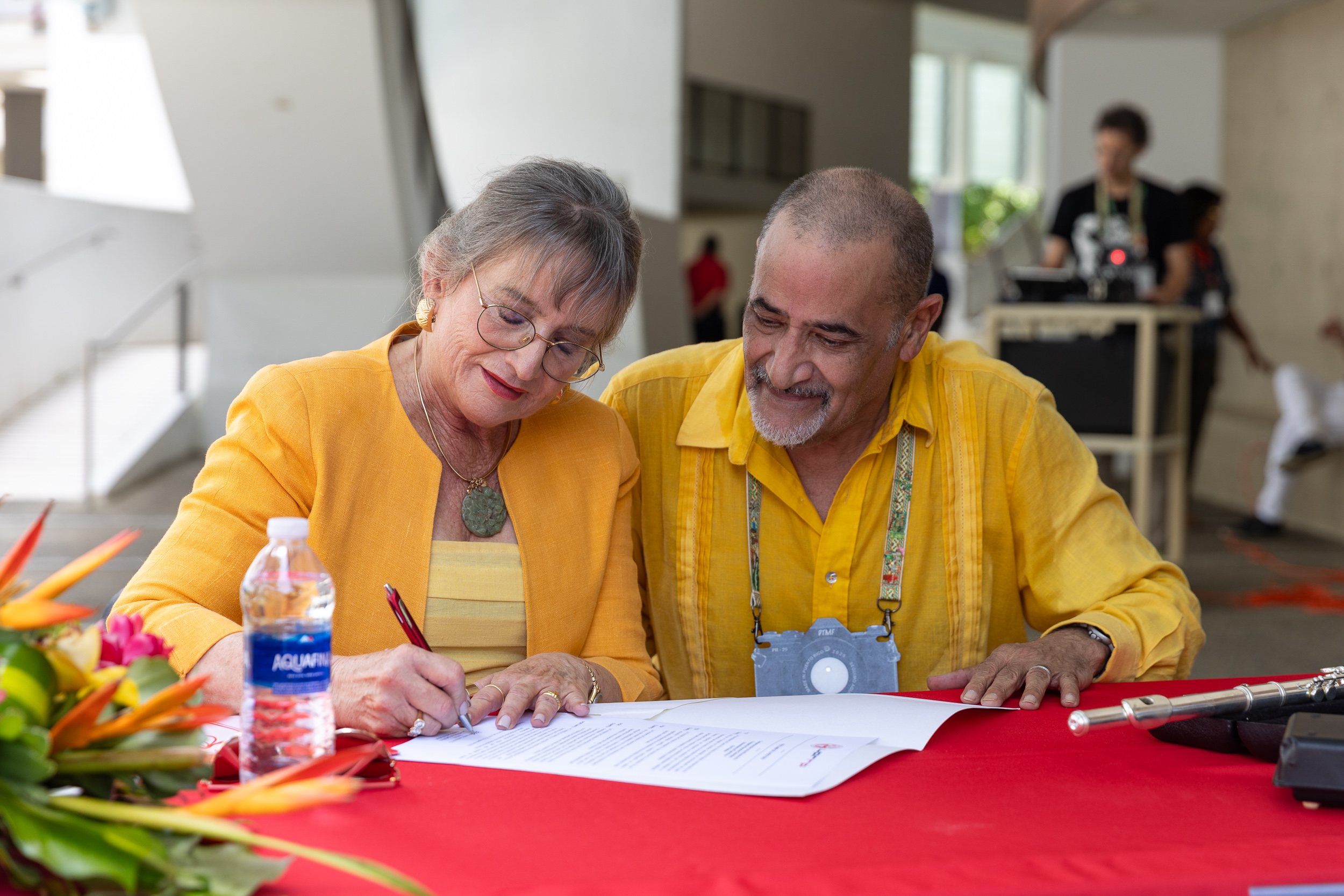 La rectora, Angélica Varela y el decano, Carlos Sánchez firmando la proclama