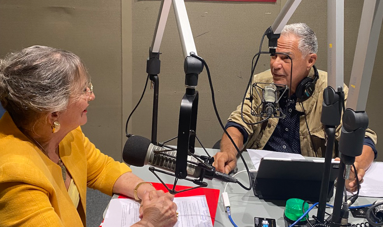 Rectora Angélica Varela visita Radio Universidad en el primer día de clases