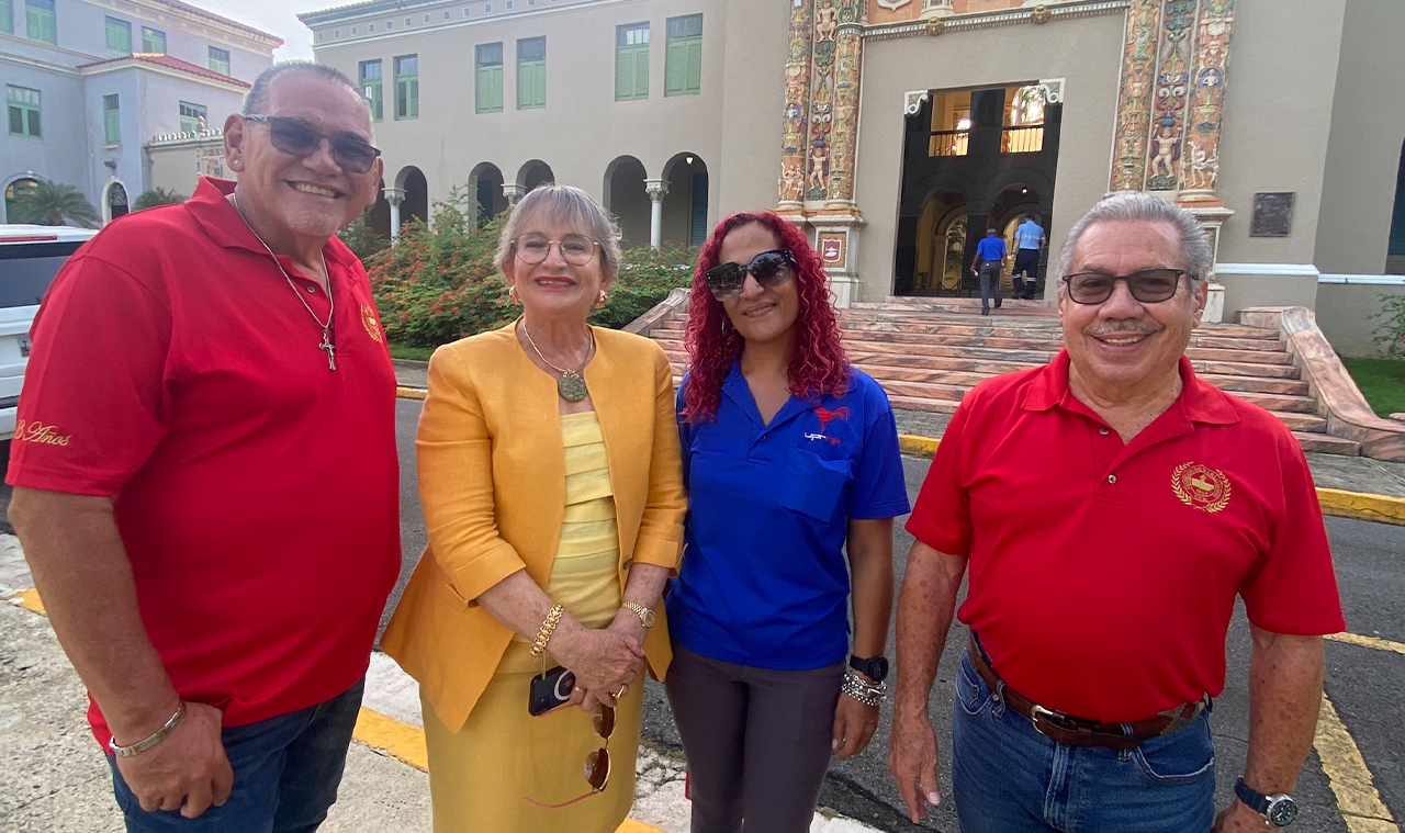 Rectora Angélica Varela junto a personal del Sindicato de Trabajadores