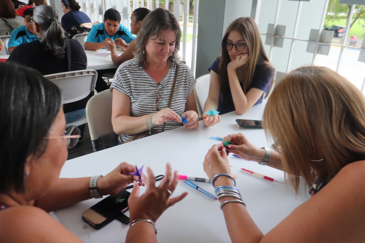 Personas participando del taller sobre origami