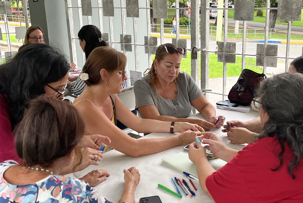 Personas participando del taller sobre origami