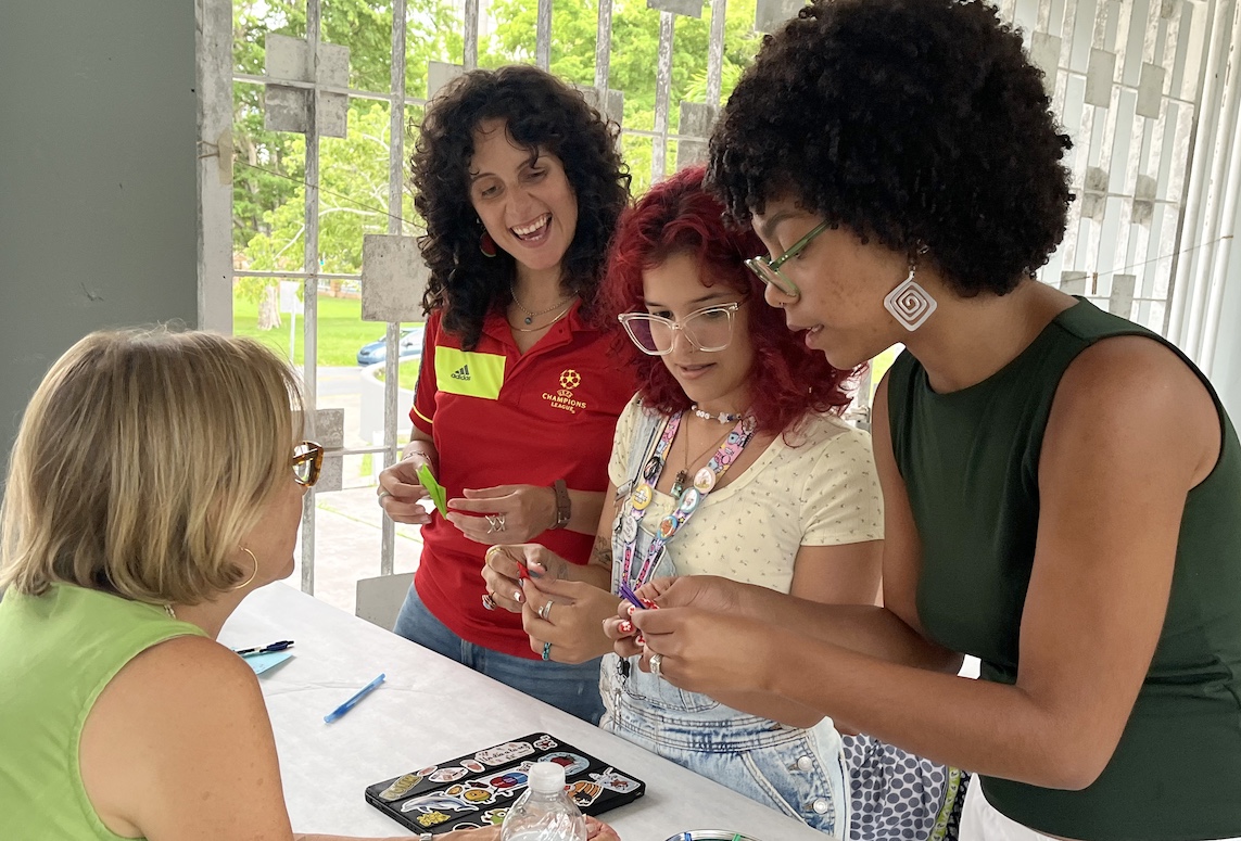 Personas participando del taller sobre origami