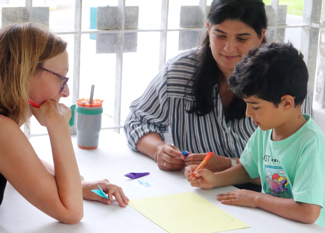 Personas participando del taller sobre origami