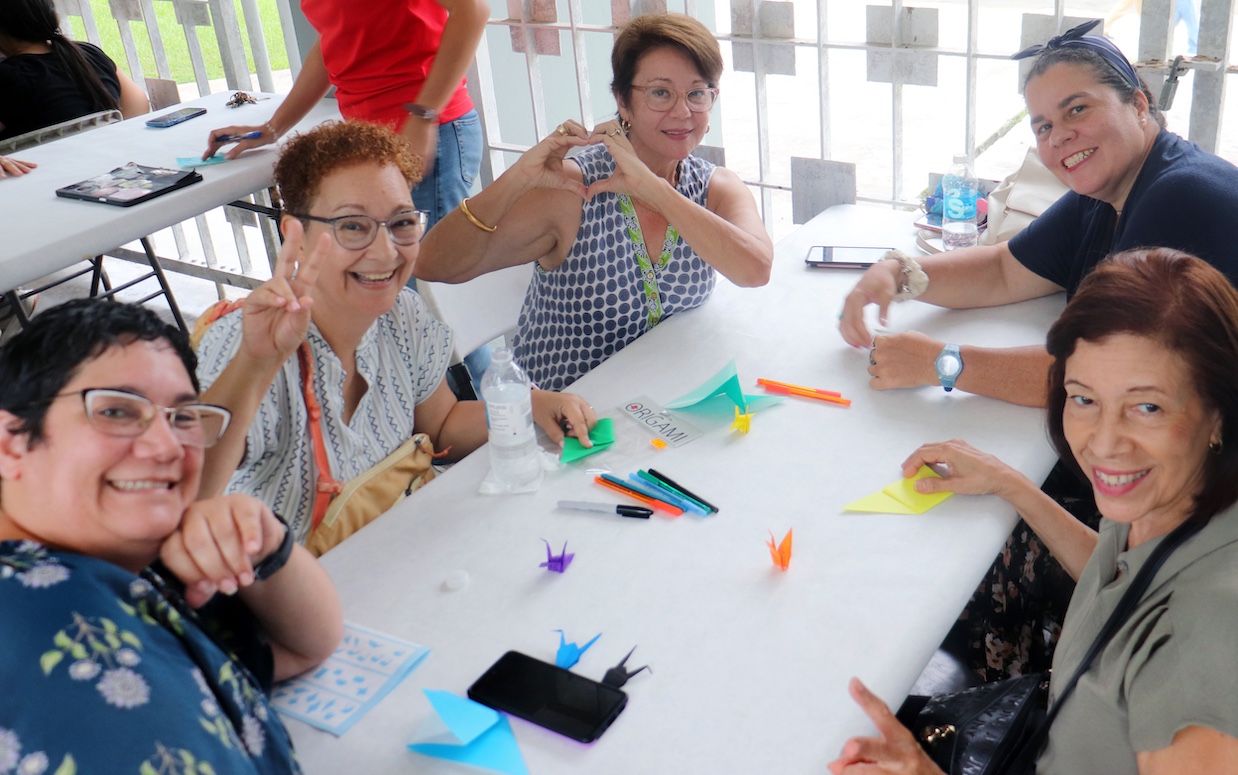 Personas participando del taller sobre origami