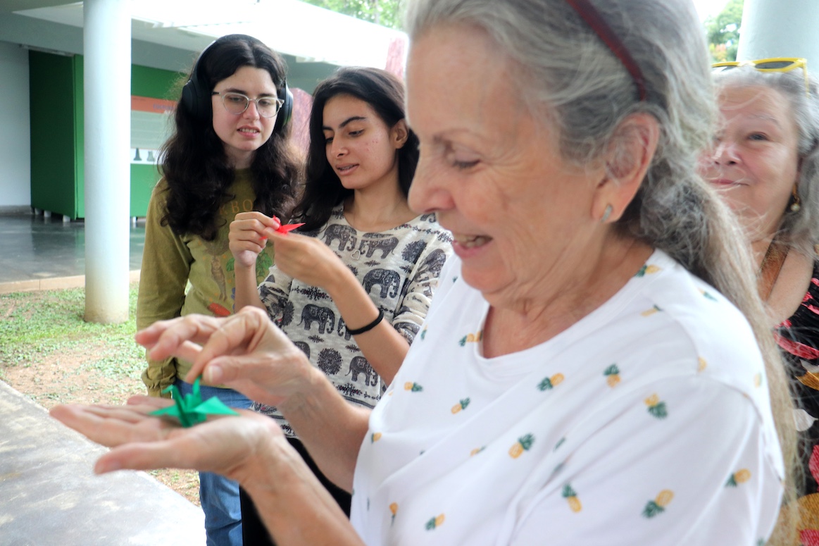 Personas participando del taller sobre origami