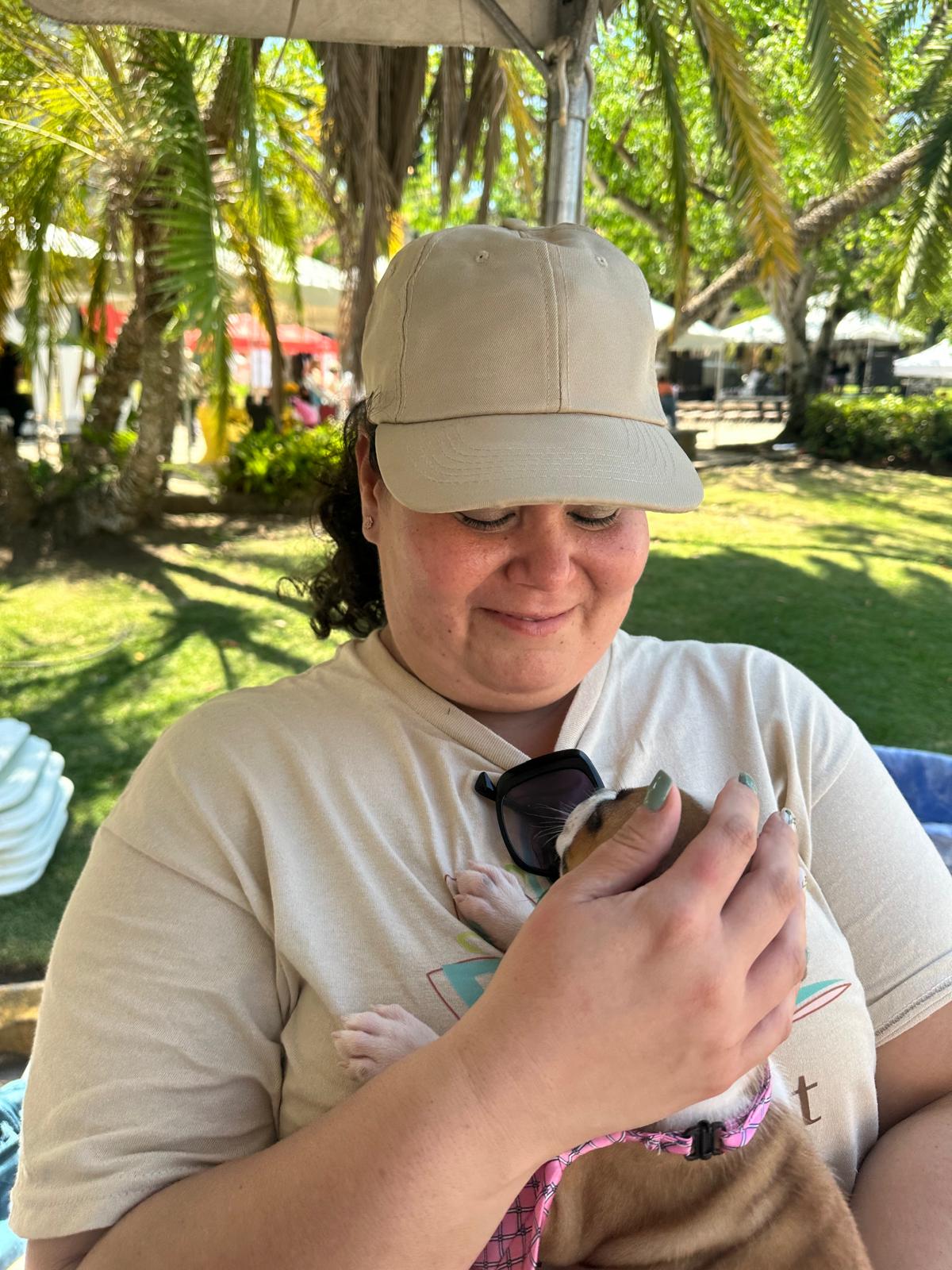 Myreilee Vega Pérez con su perrita Canela