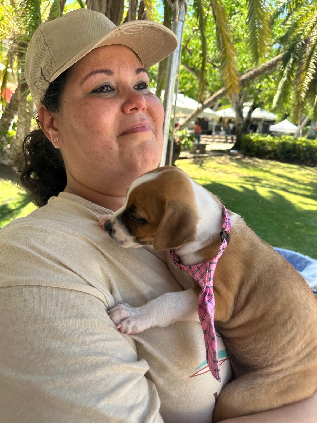 Myreilee Vega Pérez con su perrita Canela