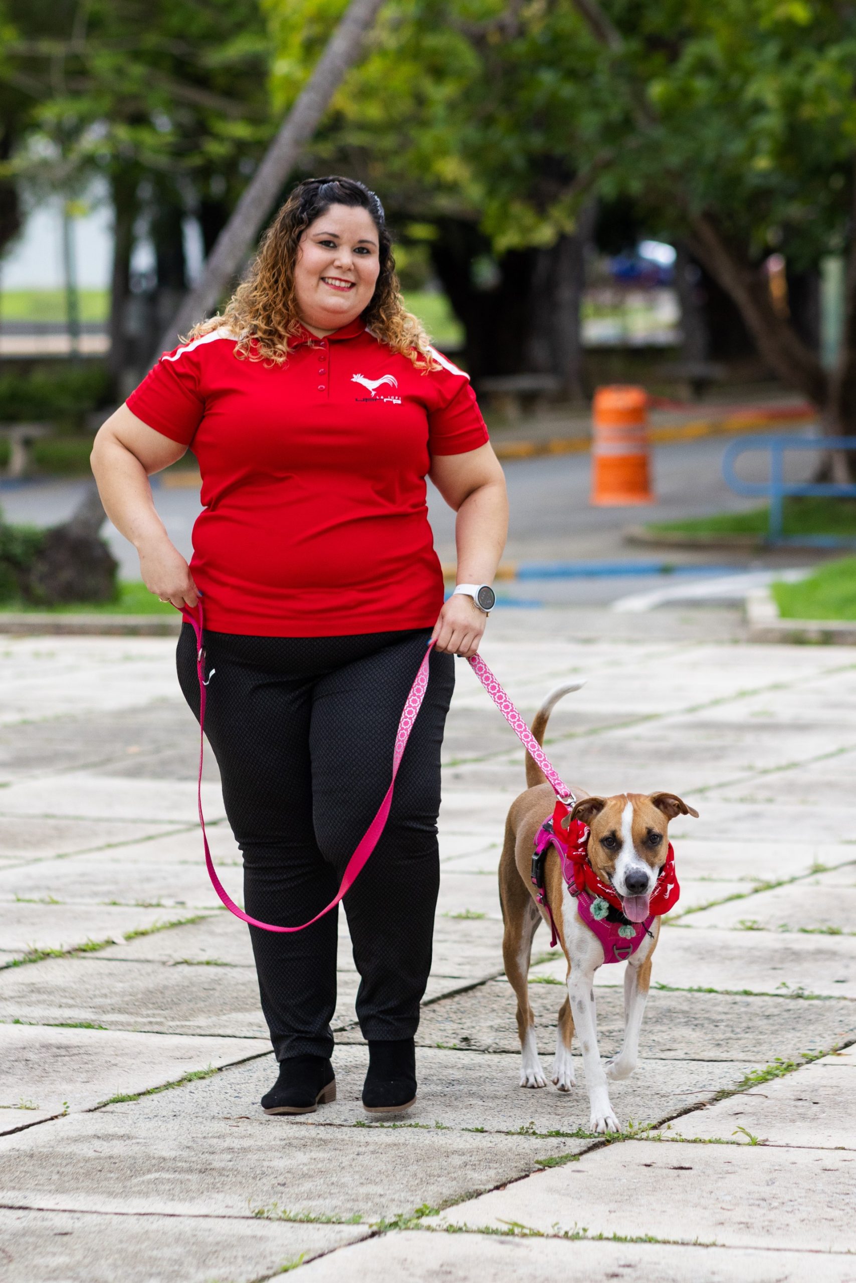 Myreilee Vega Pérez con su perrita Canela