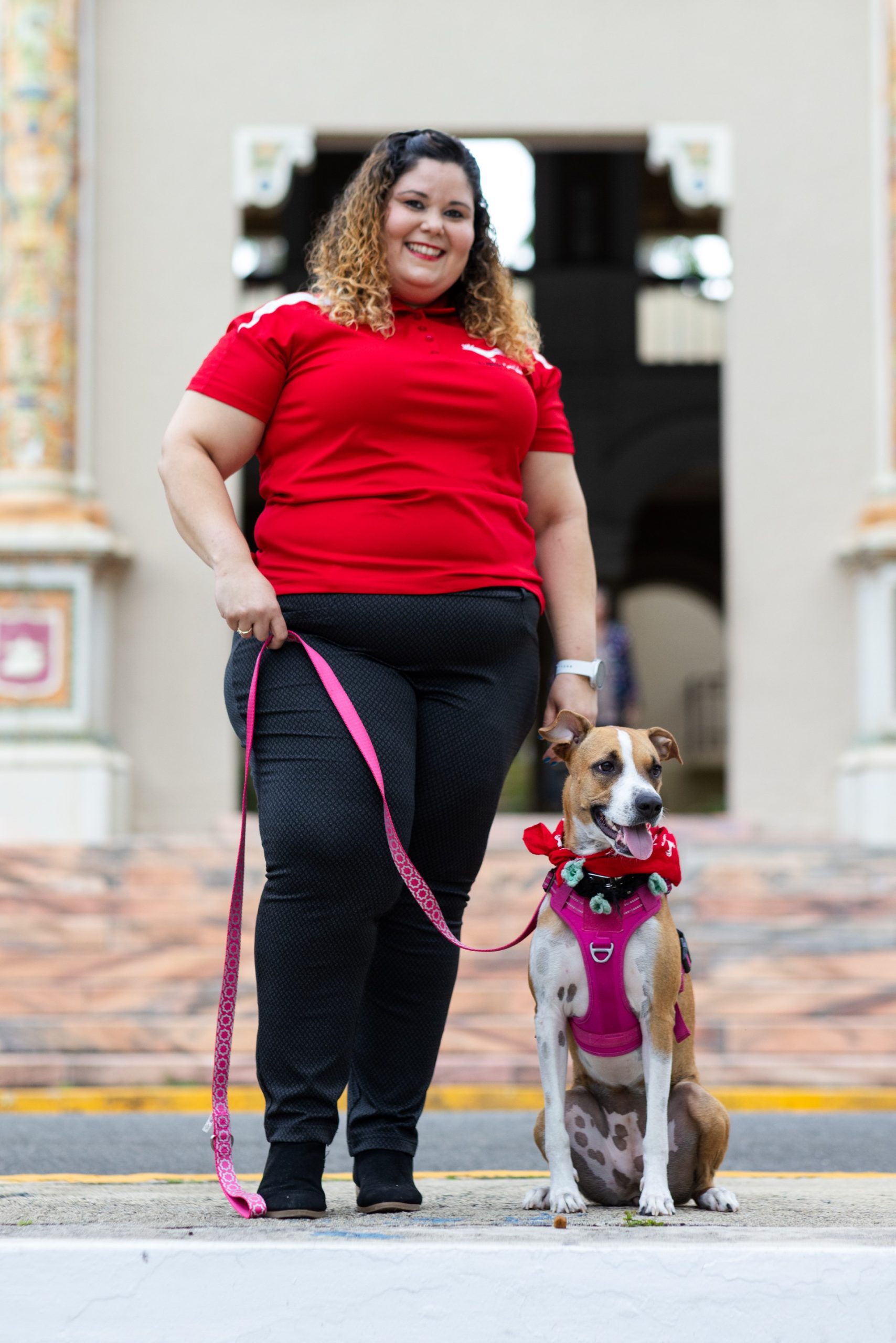 Myreilee Vega Pérez con su perrita Canela