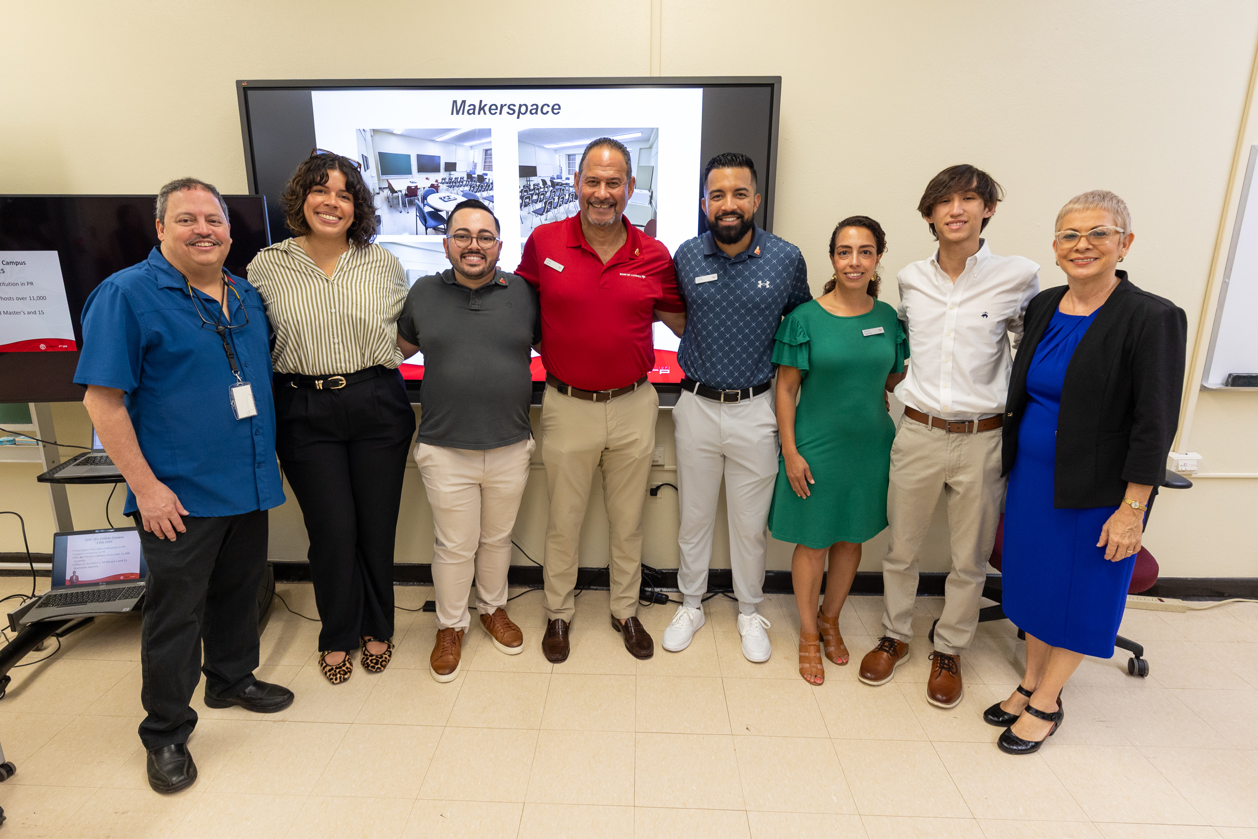 Facultativos y estudiantes de la Facultad junto a los Representantes de Bank of America