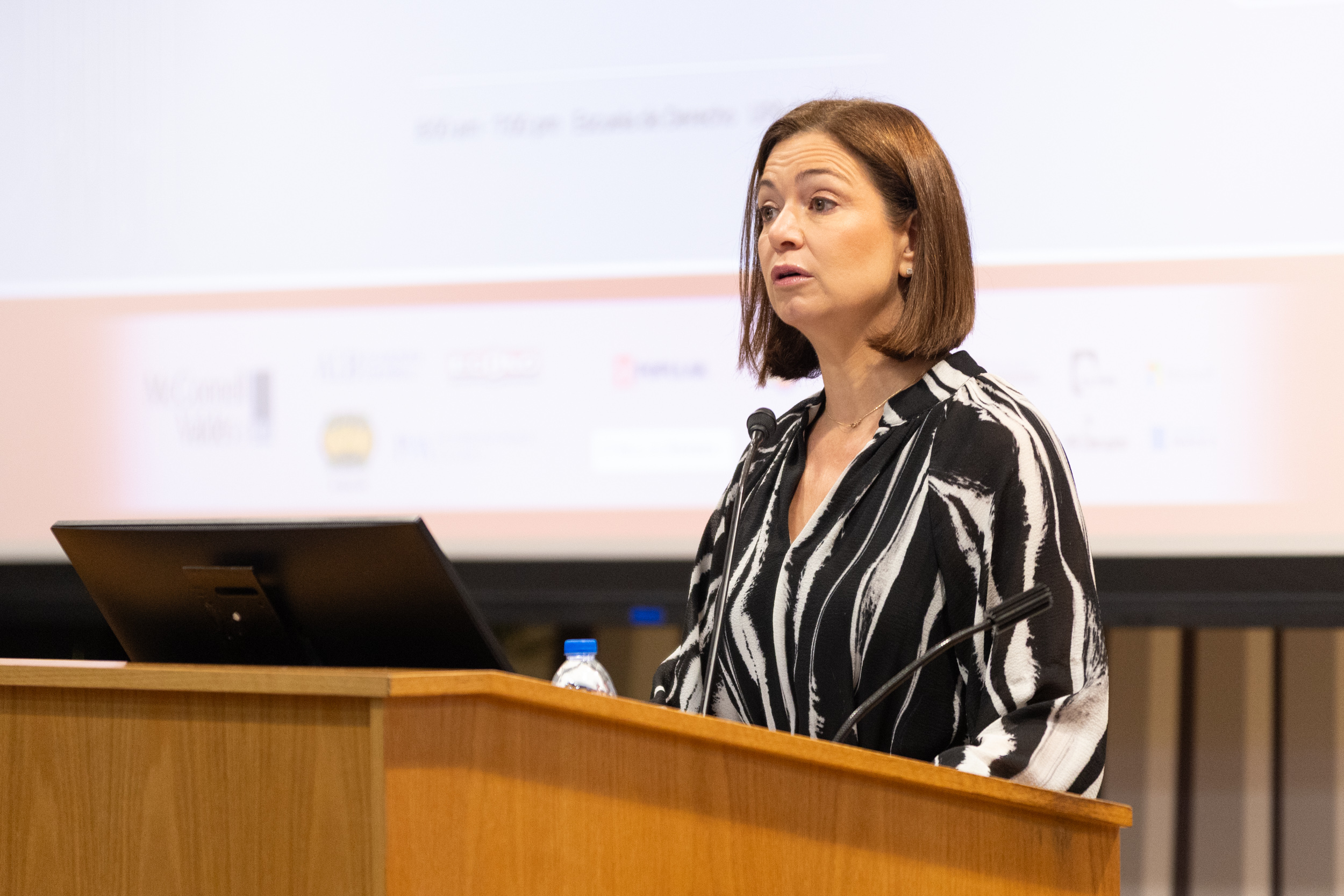 Durante su mensaje de apertura, la Hon. Maite Oronoz Rodríguez, jueza presidenta del Tribunal Supremo de Puerto Rico, enfatizó la importancia de evaluar críticamente la aplicación ética de la inteligencia artificial en el quehacer jurídico.