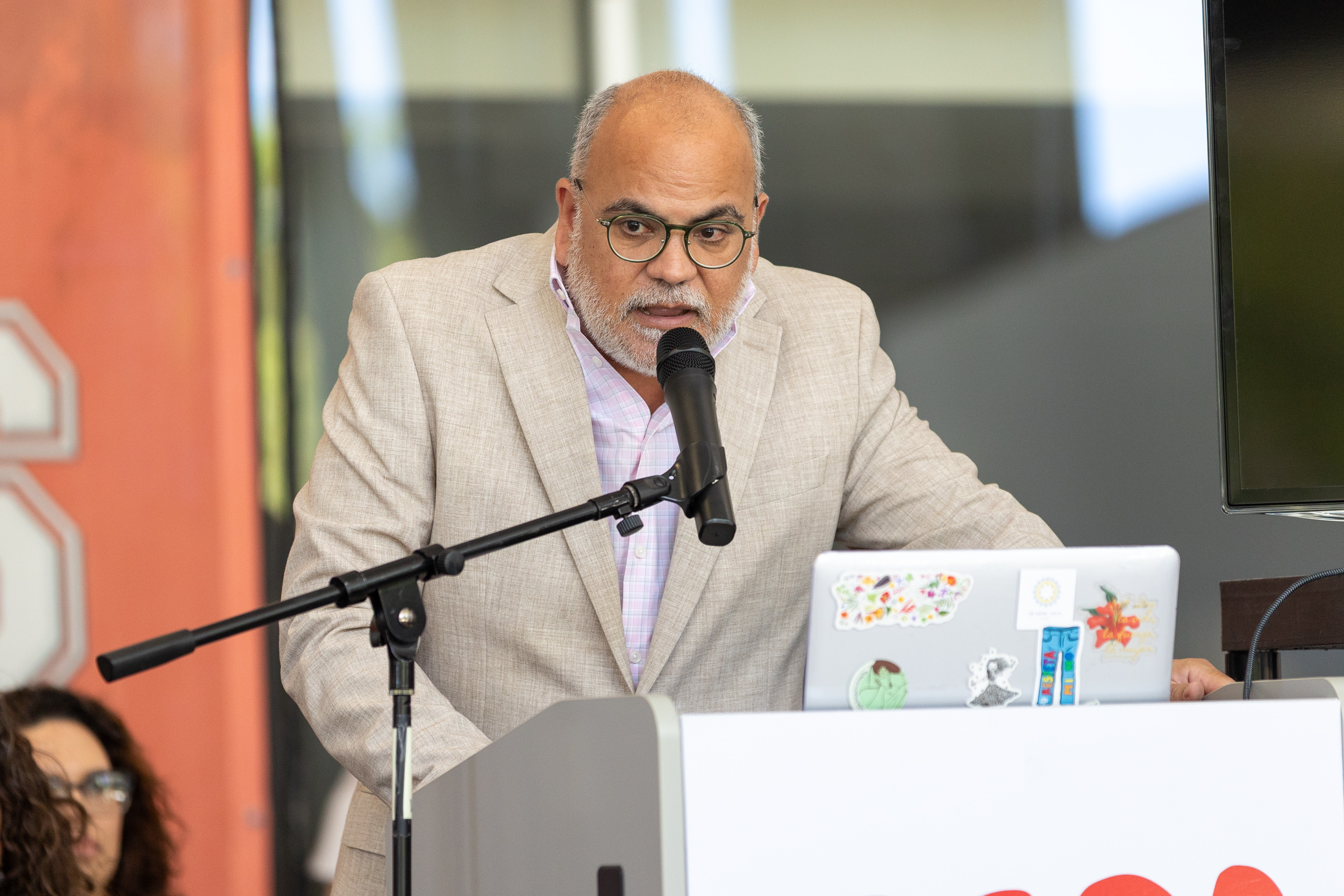 Dr. Javier Carrión, maestro de ceremonias