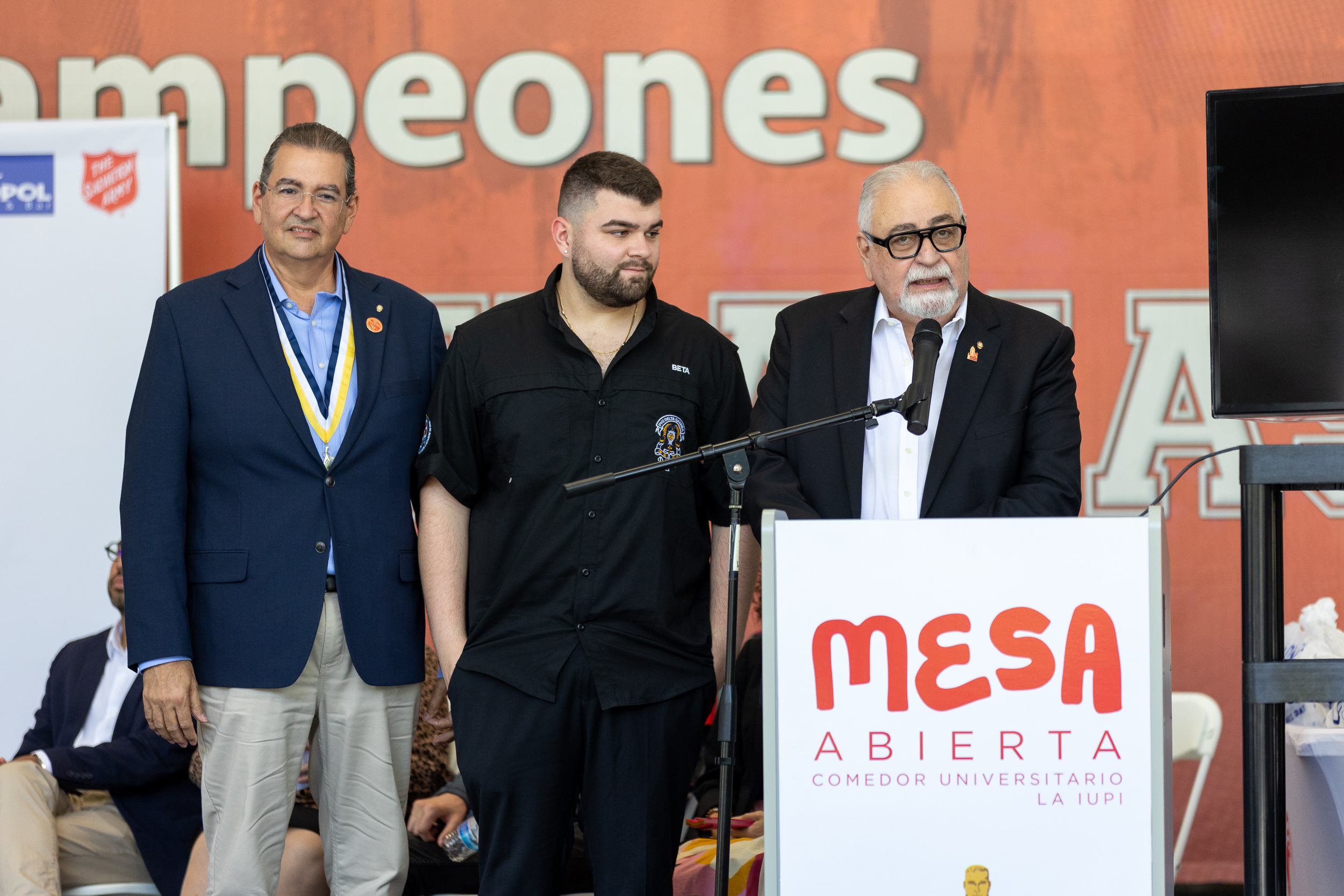 Sr. Javier Fernández Espinosa, Gran Canciller Juan Pérez, canciller capítulo Río Piedras Walter Santaliz, miembro Fraternidad Phi Delta Gamma