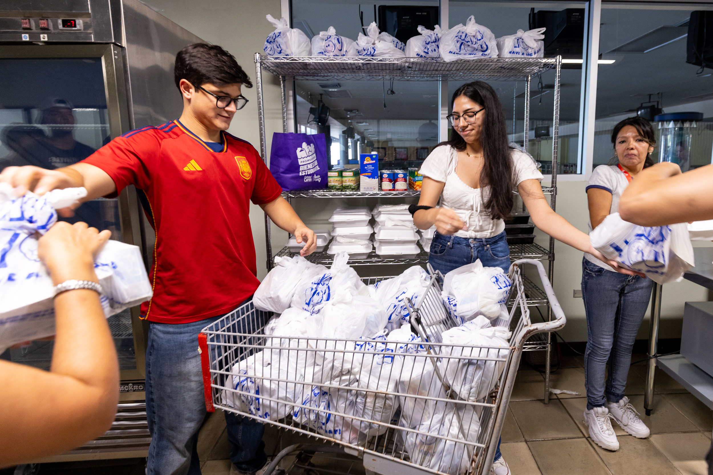 Voluntarios repartieron bolsas con alimentos no perecederos a nuestros estudiantes