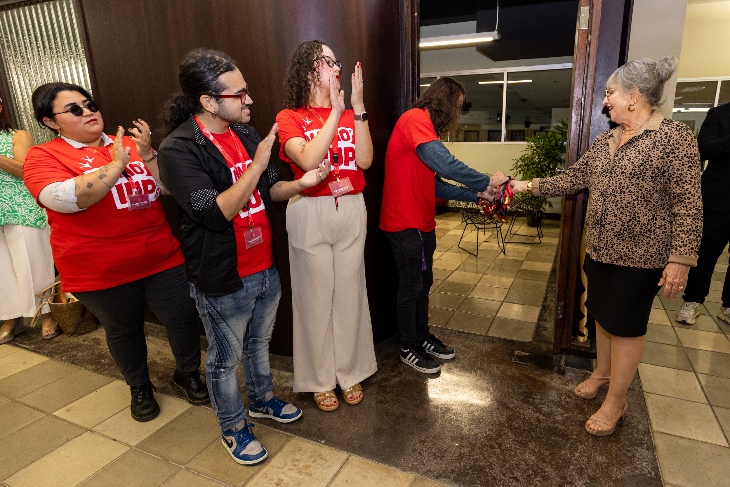 Dra. Angélica Varela Llavona, rectora; Reynaldo Vélez, pres. interiono del Consejo General de Estudiantes (CGE); otros integrantes del CGE