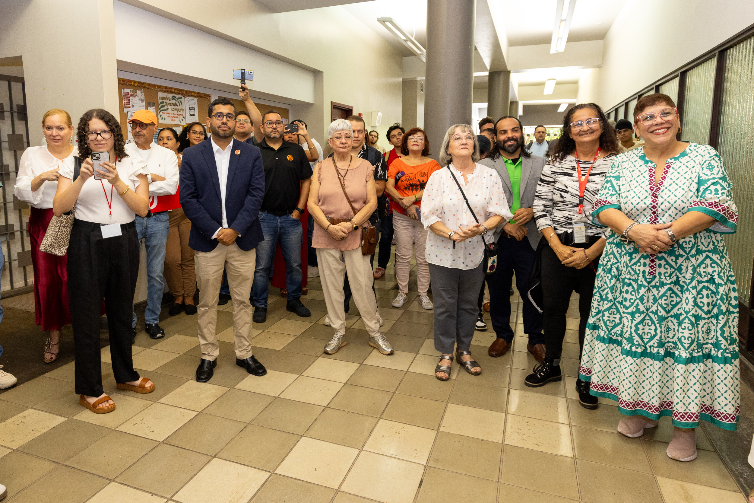 Participantes de la actividad en el corte de cinta