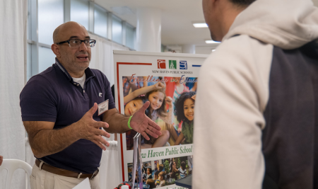 Feria Anual de Empleo e Internados 2025 de la FAE conecta a estudiantes con reclutadores de diversas empresas