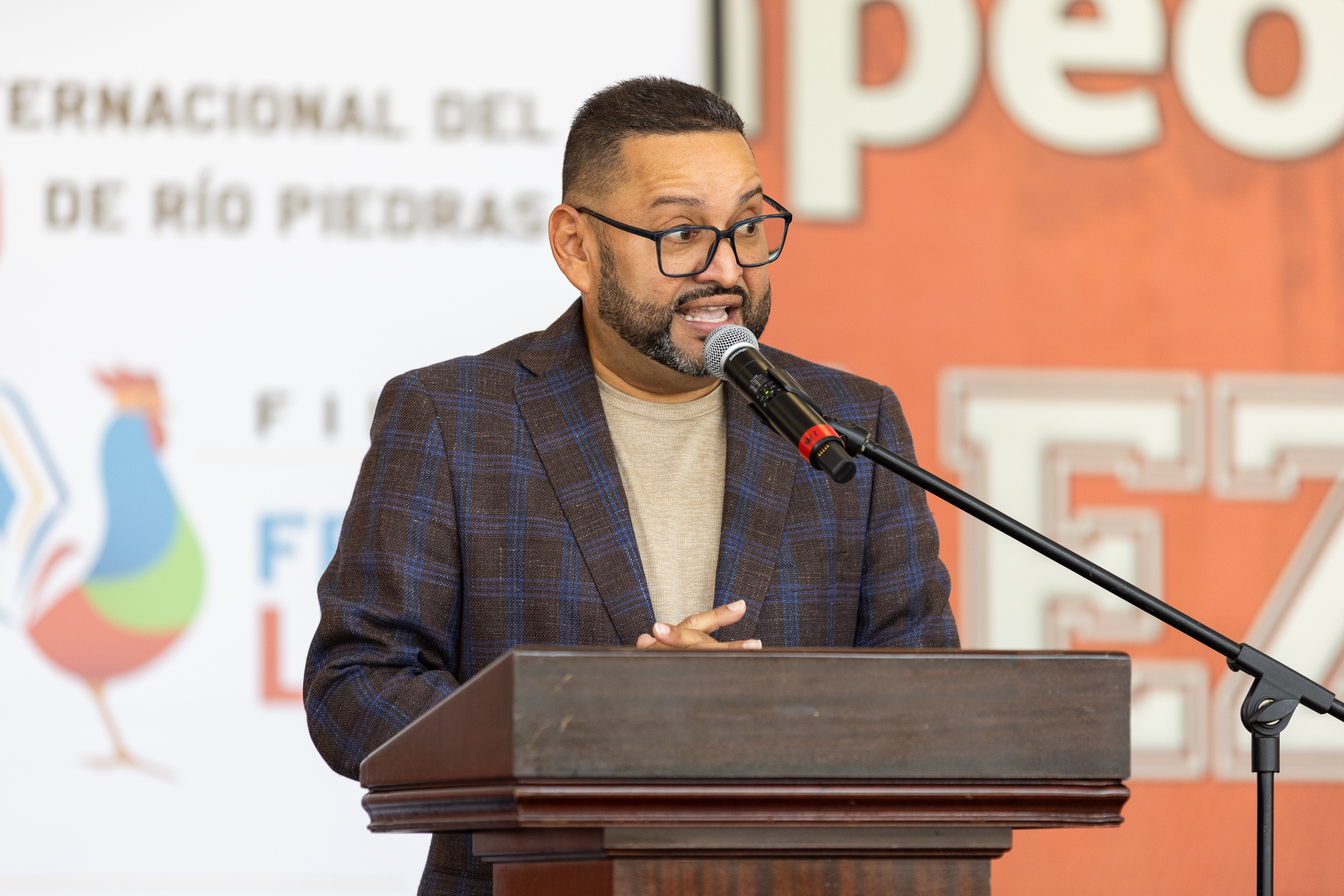 Carlos de León, presidente de la Hermandad de Empleados Exentos No Docentes (HEEND) de la Universidad de Puerto Rico (UPR) sirvió como anfitrión durante los actos inaugurales.