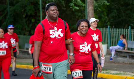 Se pinta nuestro campus de rojo con cientos de corredores solidarios