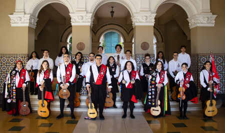 La Tuna UPR da la bienvenida a la Navidad con música, alegría e historia
